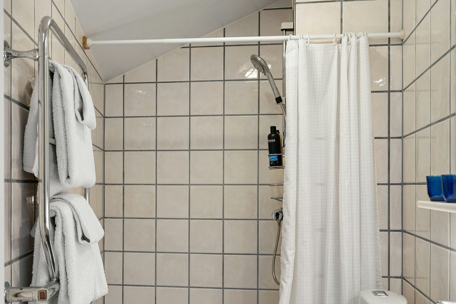 Duschvorhang in kleinem Badezimmer