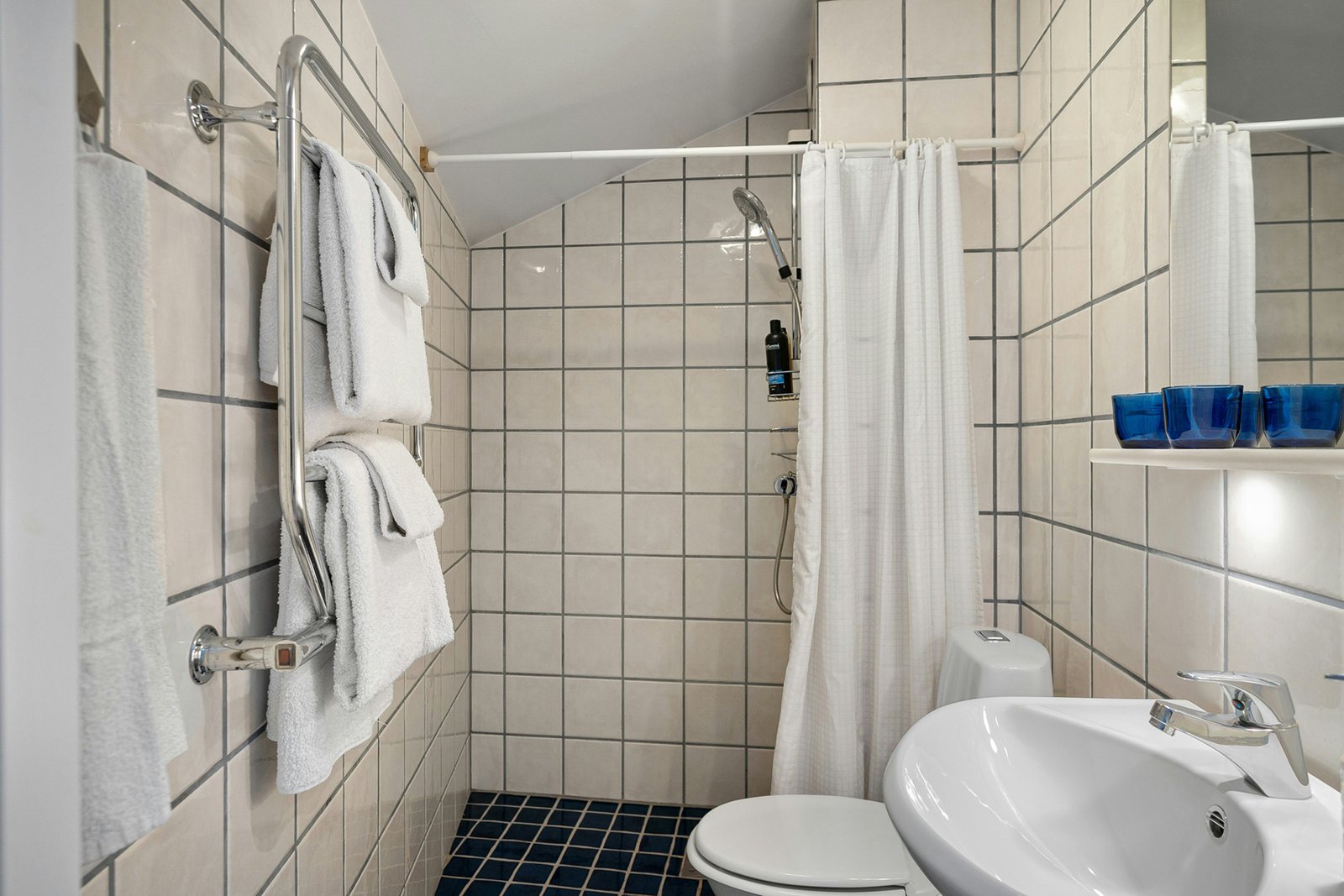Sauberer Duschvorhang im Bad