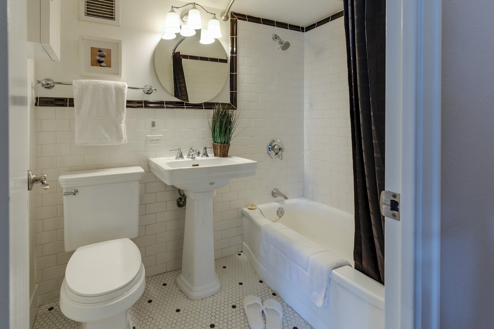 Duschvorhang im Badezimmer Alltag