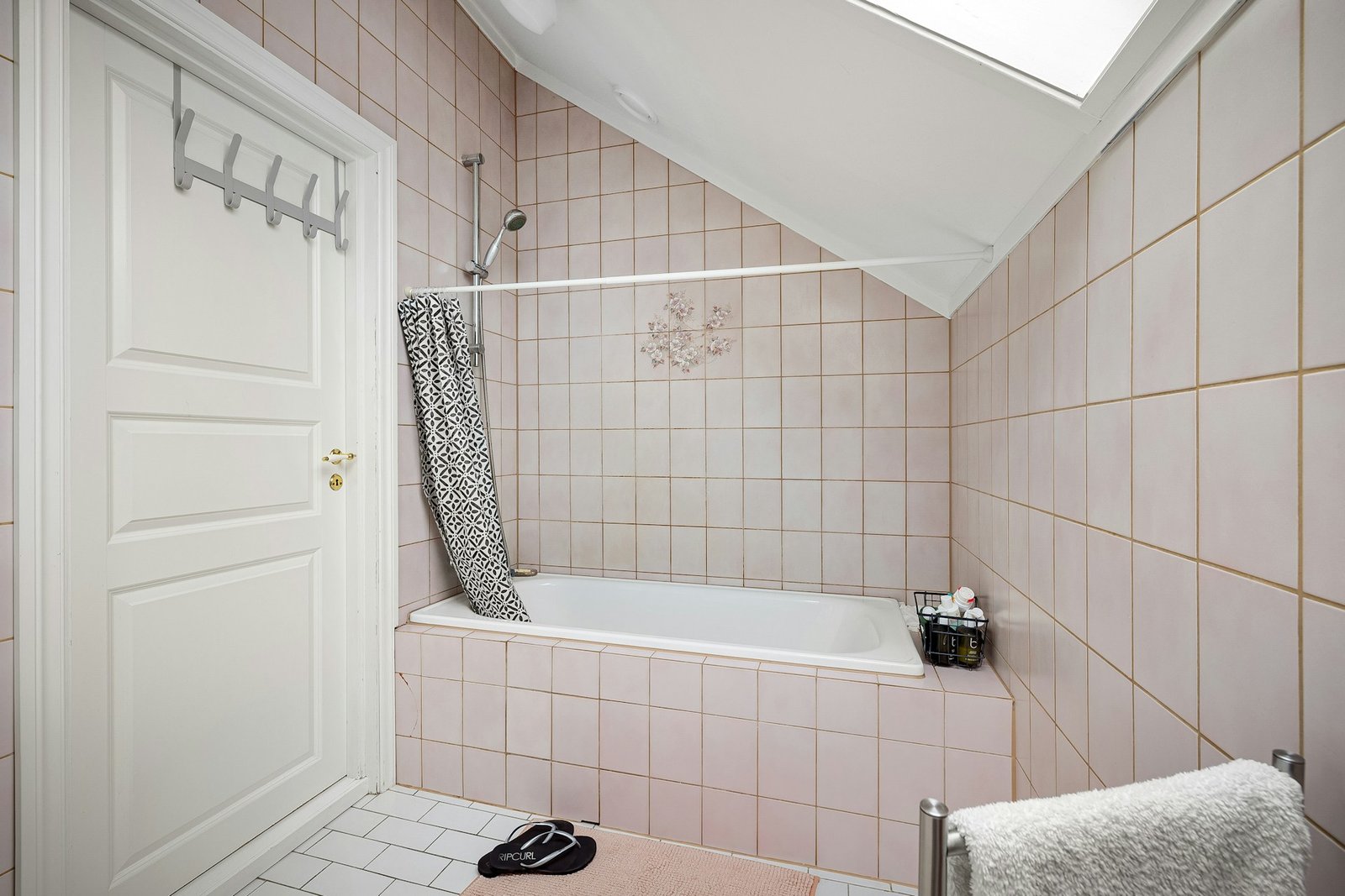 Sauberer Duschvorhang im Badezimmer